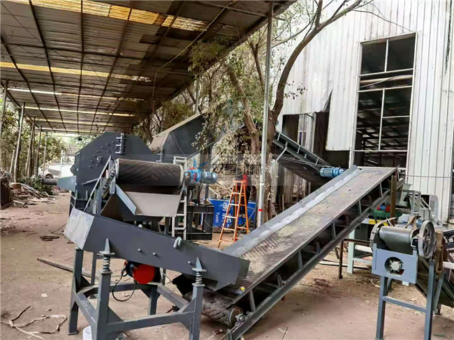 鋁型材破碎機(jī)上?？蛻粼O(shè)備現(xiàn)場實(shí)拍