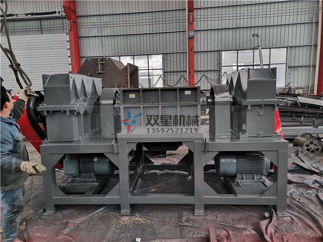 金屬撕碎機(jī)生產(chǎn)現(xiàn)場(chǎng)