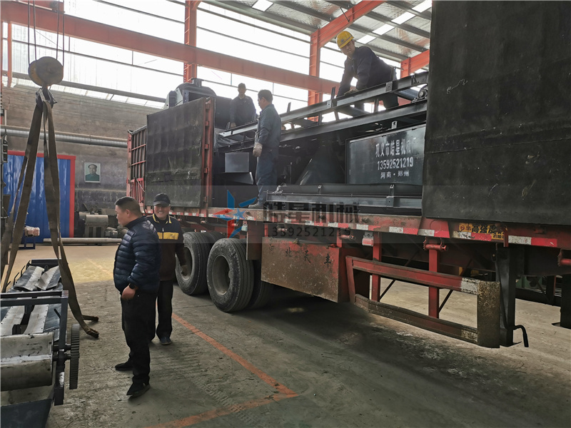 <a href='http://guanzuimeinv.cn/psxl/1279.html' target='_blank'><span>廢鋁破碎機</span></a>成套設備吊裝現(xiàn)場