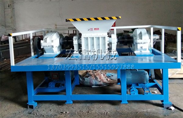 金屬垃圾回收站選擇哪種類型的撕碎機經(jīng)濟實惠？