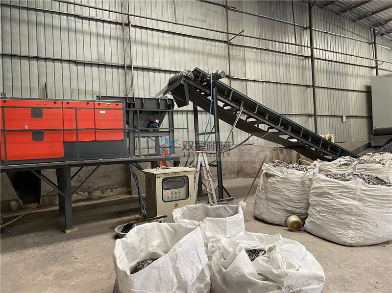 廢鋼破碎機(jī)作業(yè)現(xiàn)場