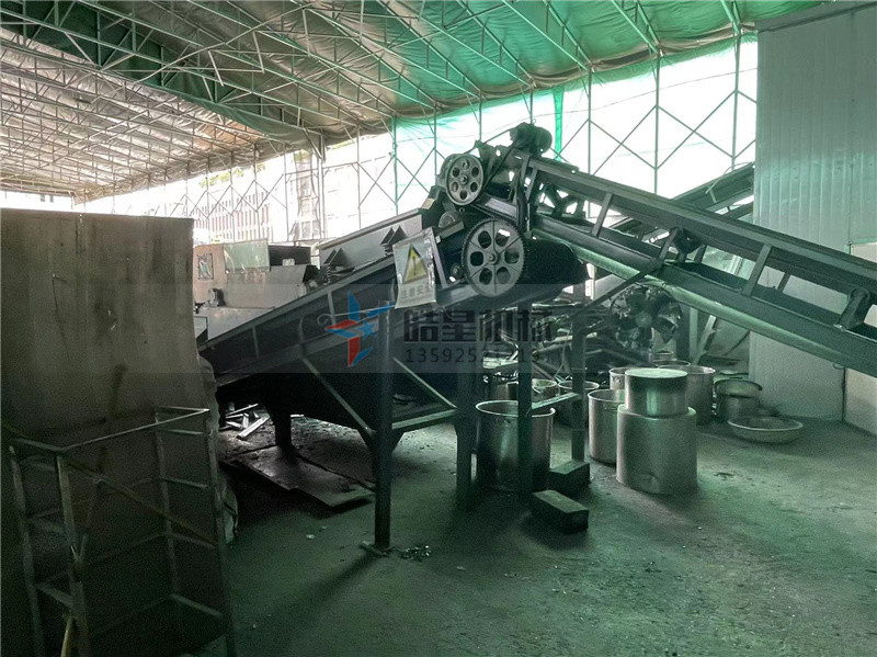 在廢鋼破碎機(jī)生產(chǎn)線中給料機(jī)怎么選擇合適 在廢鋼破碎機(jī)生產(chǎn)線中給料機(jī)怎么選擇合適