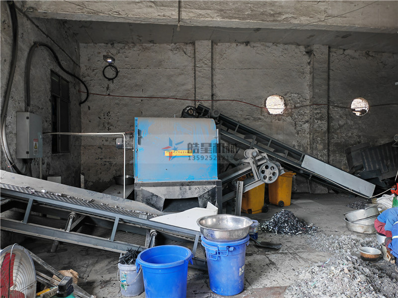 <a href='http://guanzuimeinv.cn/ptsb/1033.html' target='_blank'><span>渦電流分選機</span></a><a href='http://guanzuimeinv.cn/psxl/1278.html' target='_blank'><span>斷橋鋁破碎</span></a>機設(shè)備客戶客戶實拍