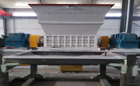 哪些因素決定著<a href='http://guanzuimeinv.cn/ssxl/10.html' target='_blank'><span>金屬撕碎機</span></a>的價格